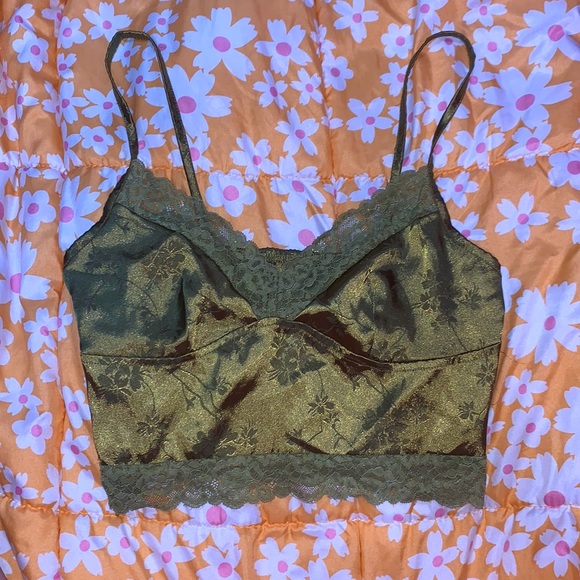 Beautiful olive green silky crop top, lined with lace - Picture 1 of 3